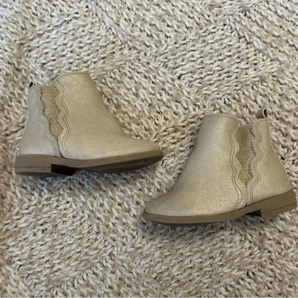 EUC crazy 8 gold metallic Ankle Boots size 6